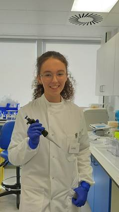 A person wearing a white lab coatDescription automatically generated with low confidence